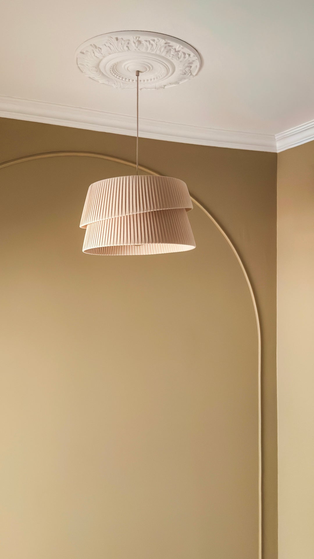 Flexlijst Crown in boogvorm met een zichtbaar plafond, kooflijst en ornamenten.