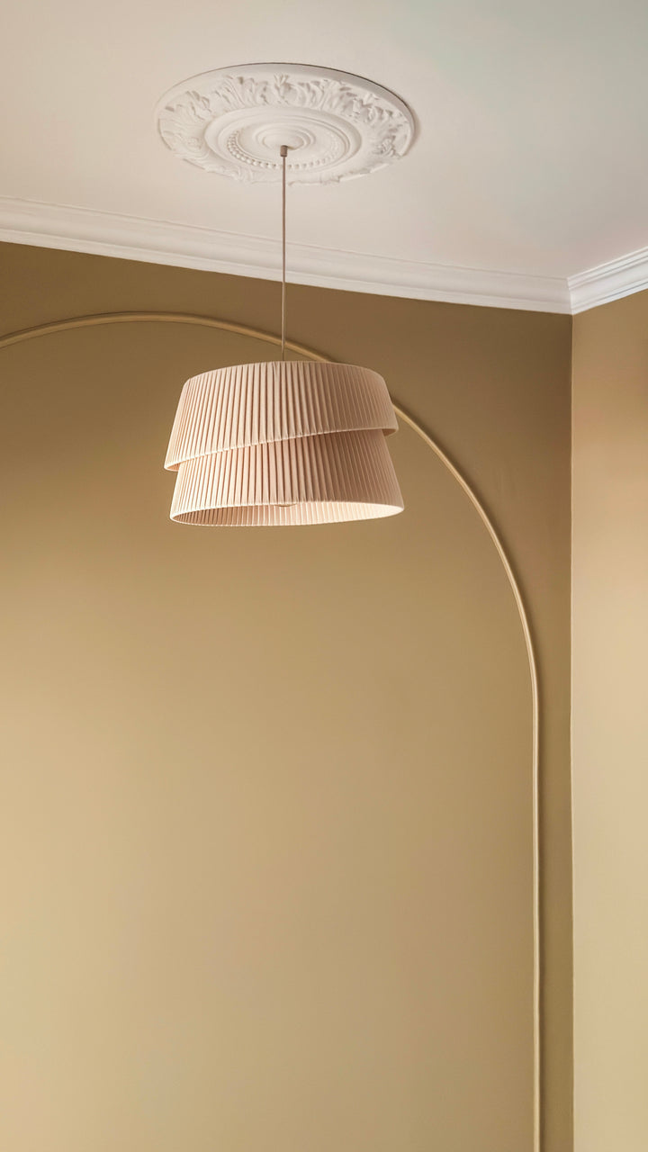 Flexlijst Crown in boogvorm met een zichtbaar plafond, kooflijst en ornamenten.