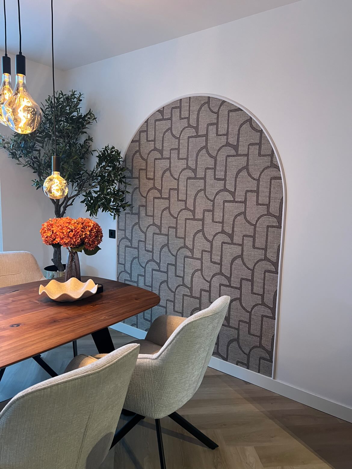 Statement muur van Rachel uit Haarlem met Flexlijst Nova en luxe behang in het midden van de boog.